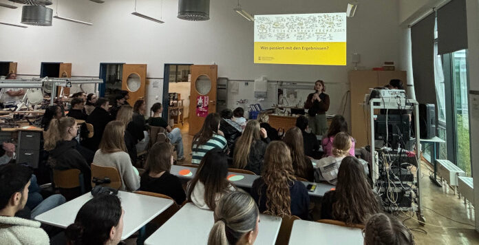 Zahntechnik-Auszubildende bei der Jugendkonferenz an der CES